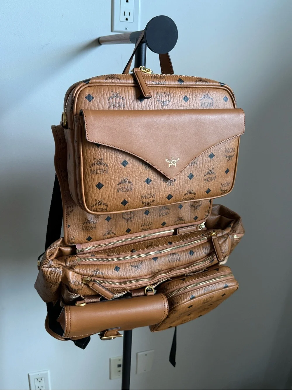 MCM Large Aren Multi-Backpack In Visetos - Picture 3 of 16